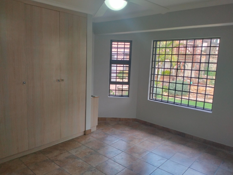 To Let 5 Bedroom Property for Rent in Island View Western Cape